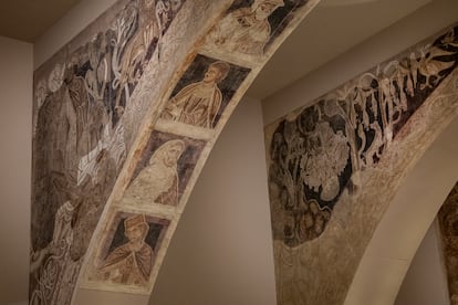 DVD 1268 29/05/25 Barcelona. Pinturas de la sala capitular del monasterio de Sijena expuestas en el Museo Nacional dara de Catalunya (MNAC). [ALBERT GARCIA] EL PAIS

