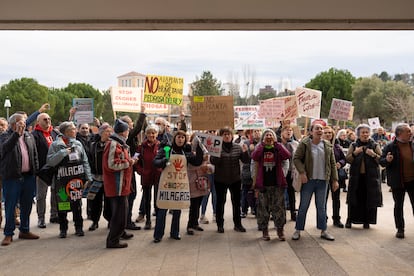 Manifestación en el exterior de las Cortes de Castilla y León contra la instalación de plantas de biogás, en febrero.