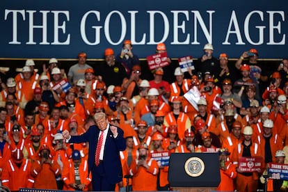 Donald Trump baila en el escenario tras dirigirse a los trabajadores de una planta de U. S. Steel.