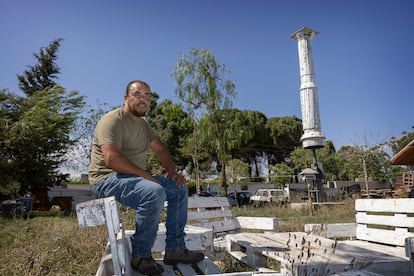 DVD1166 (20/06/2023).Brenes/Sevilla. Diego Alves, junto a una torre construida en su parcela por él para nidos de aves y eliminación de mosquitos. FOTO: PACO PUENTES (EL PAÍS).