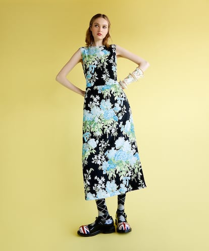 Vestido de seda con estampado de flores de la colaboración Sanderson para MOSCHINO, pulseras en forma de taza y plato, calcetines y zapatos modelo Olivia, todo de MOSCHINO.