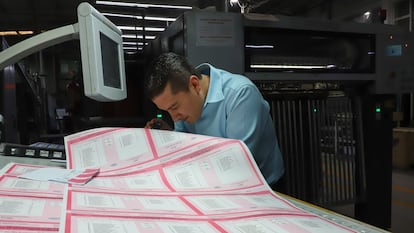 Un trabajador de la impresión de las boletas electorales en Ciudad de México, en abril.