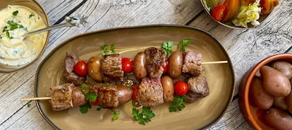 Si quieres poner patatitas tienen que estar ya cocinas