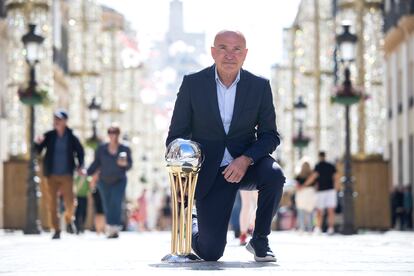 López Nieto, presidente del Unicaja, en Málaga con el trofeo de la pasada Copa.