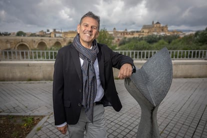 Antonio Manuel, junto a una escultura dedicada a Federico García Lorca, en Córdoba.