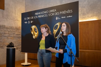 Oihane Mendizábal (derecha) durante la presentación en Pamplona del proyecto transfronterizo Pirinaeus, el 26 de mayo.