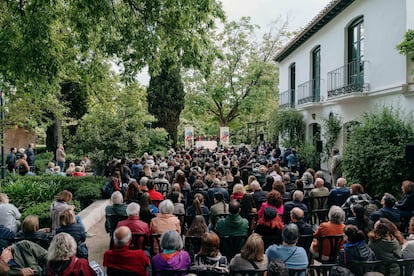 Ambiente en la Huerta de San Vicente, Granada, durante el Festival Internacional de Poesía, el 5 de mayo de 2025.
