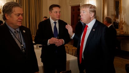 Desde la derecha, Donald Trump, Elon Musk y Steve Bannon, en la Casa Blanca en 2017