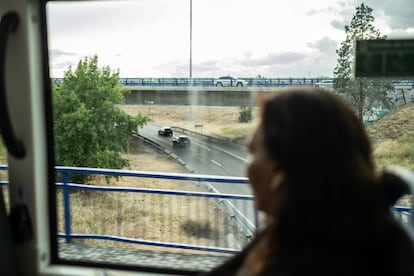 Anita, en el autobús con el que regresa a Barajas. 
