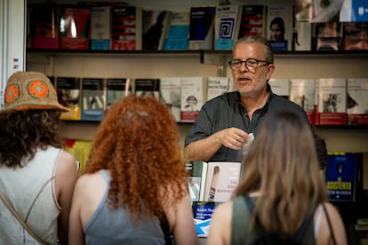 Antonio Méndez, de la librería Méndez, despacha en la Feria del Libro el 7 de junio de 2025. 