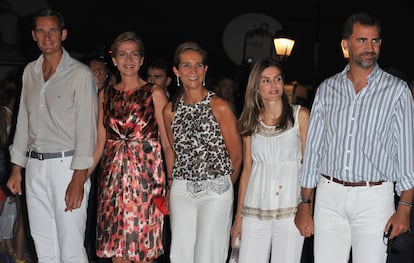 Iñaki Urdangarin, las infantas Cristina y Elena, y los entonces príncipes Letizia y Felipe, el 24 de agosto de 2010, en Grecia. 