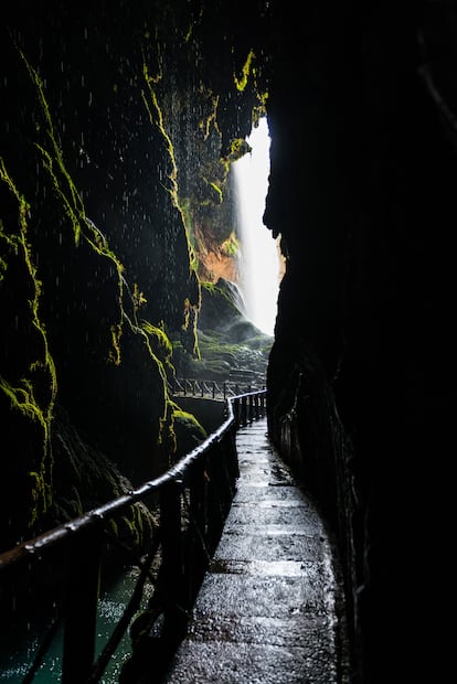 Un sendero que dirige a una de las cascadas del jardín del Monasterio de Piedra.