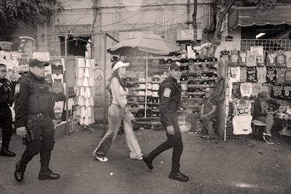 Diana Sánchez Barrios recorre el centro histórico de Ciudad de México acompañada de su seguridad.