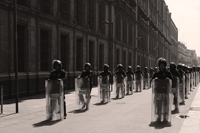 Policías en el centro de Ciudad de México, en 2024. 
