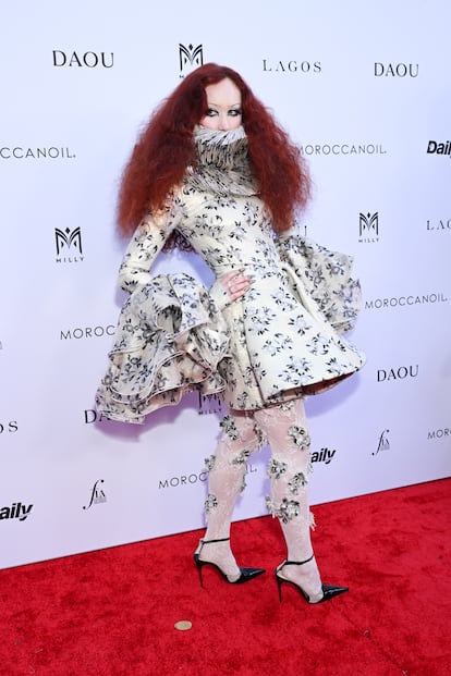 La teatalidad se extiende a la alfombra roja, como en esta aparición en abril en The Daily Front Row's Ninth Annual Fashion Los Angeles Awards, celebrados en  The Beverly Hills Hotel.
