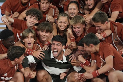 Carlos Alcaraz celebra el triunfo contra Sinner sobre la pista.
