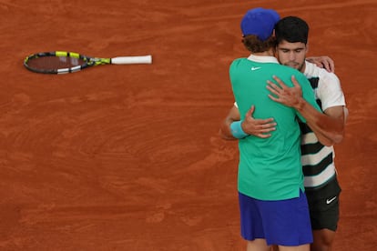 Abrazo entre Alcaraz y Sinner al final del partido.