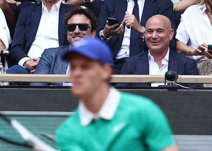 El extenista estadounidense Andre Agassi observa a Jannik Sinner.