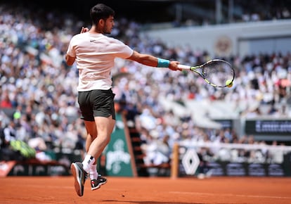 Alcaraz golpea la pelota en la pista central Philippe-Chatrier del torneo de Roland Garros.