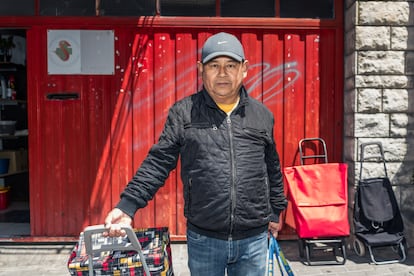 Carlos Salcillo, beneficiario de la ayuda de la asociación, frente a la sede de  la Asociación Farmacéuticos Solidarios, en Vallecas, Madrid.