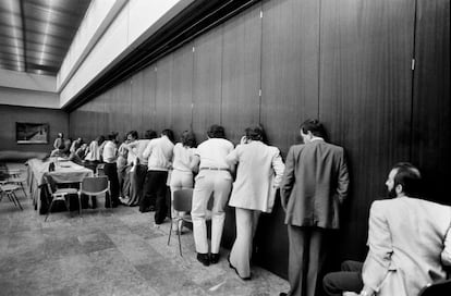 Un grupo de periodistas escucha durante una reunión a puerta cerrada del Consejo político de la Unión de Centro Democrático, en Madrid (1982).