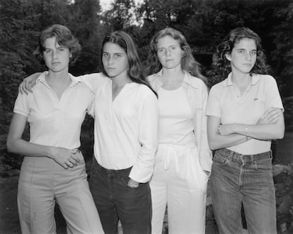 Primera fotografía de la serie 'Las hermanas Brown', tomada por Nicholas Nixon en 1975.