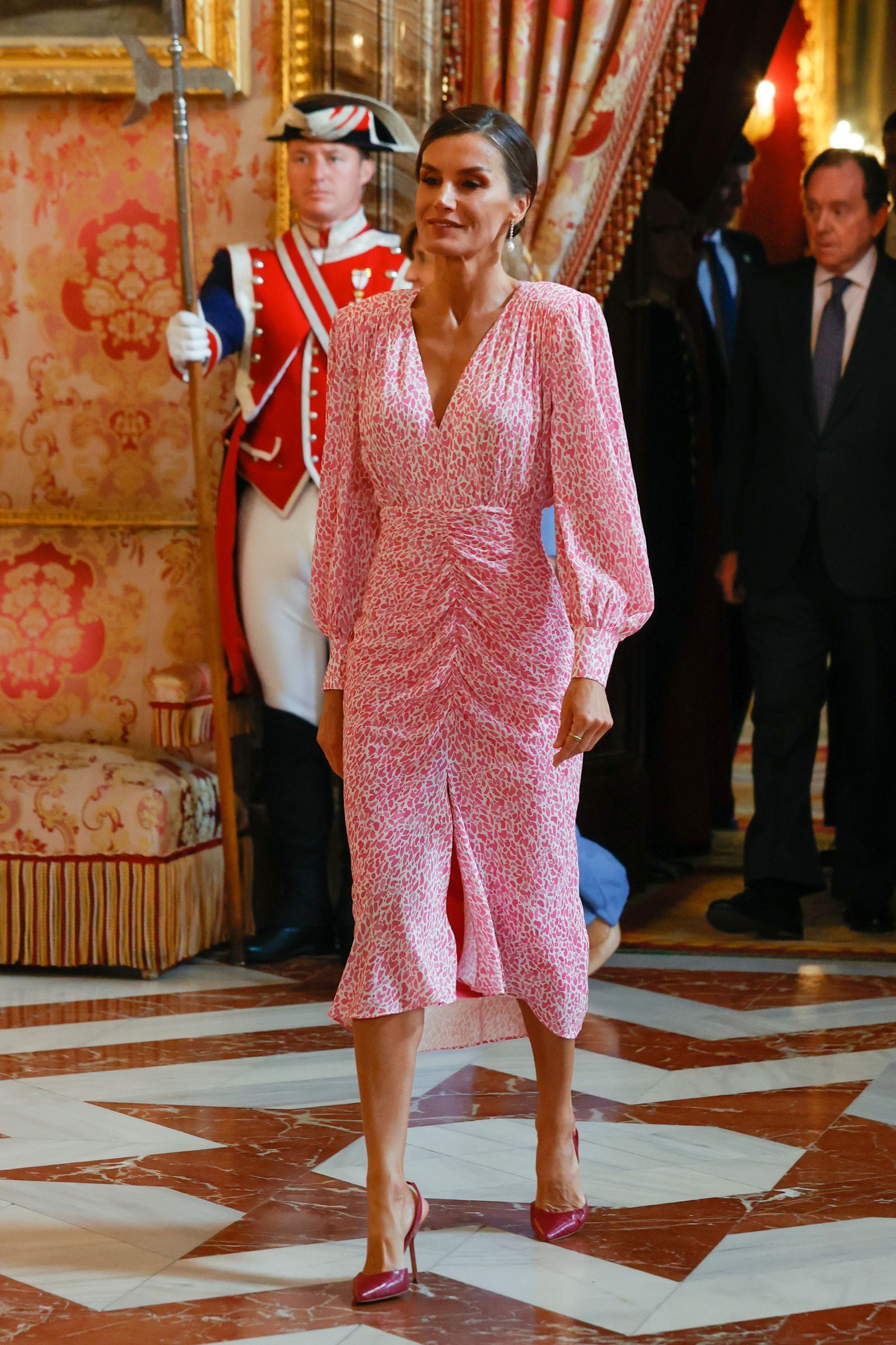 la reina letizia con un vestido drapeado efecto vientre plano