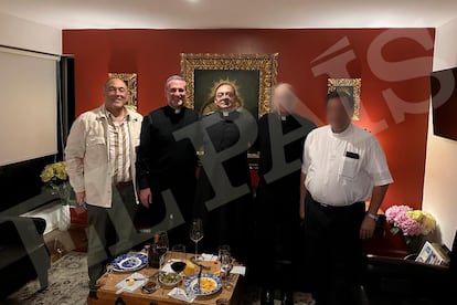 Desde la izquierda, Guillermo Ackermann, adherente al Sodalicio; el sacerdote y alto cargo de la organización, Gonzalo Len; y Ricardo Coronado, abogado canónico de las denunciantes de abusos en Chiclayo, en una imagen de agosto de 2023 cedida por un particular.