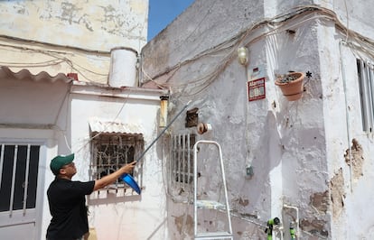 Otro habitante del inmueble, Abderrazak Salim, señala el estado de las instalaciones y de la azotea.
