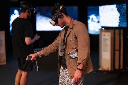 Un joven con gafas de realidad virtual en el Sónar +D. 