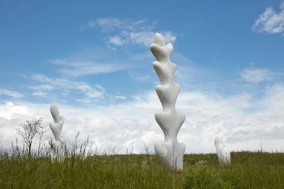 La escultura 'Five Marble Leaves', de la artista Claudia Comte, en el Solo Sculpture Trail, en Teruel.