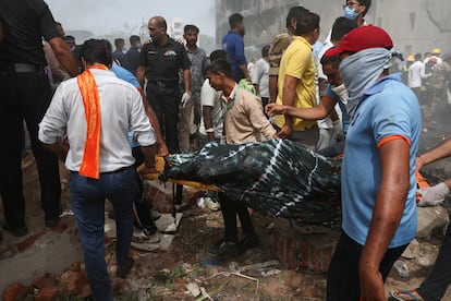 Los equipos de rescate sacan el cuerpo de una de las víctimas del accidente aéreo de Air India. 