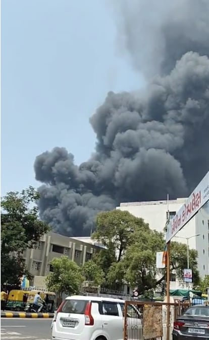 Columna de humo en el lugar donde un avión de Air India con destino a Londres se ha estrellado poco después de despegar del aeropuerto internacional Sardar Vallabhbhai Patel, en el estado occidental de Gujarat, India, este jueves.