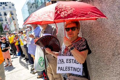 Una mujer se protege del calor durante la protesta, este sábado.