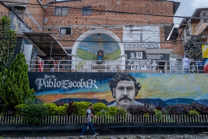 Turistas recorren las calles del barrio Pablo Escobar en Medellín, en 2023.