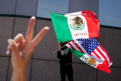 Un manifestante sujeta varias banderas durante una protesta en Los Ángeles, el 12 de junio. 