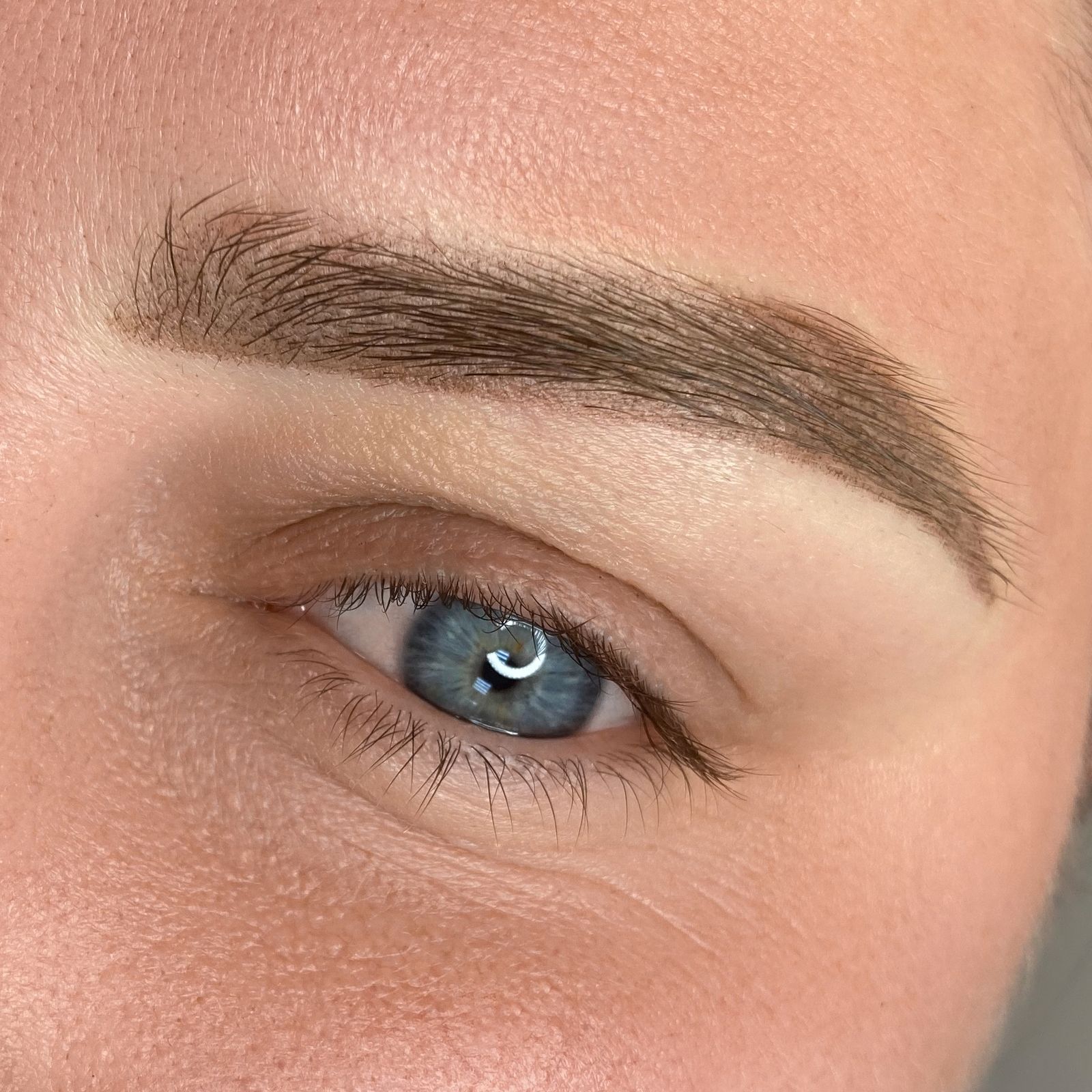 El resultado del microshading empolvado y con ms maquillaje.