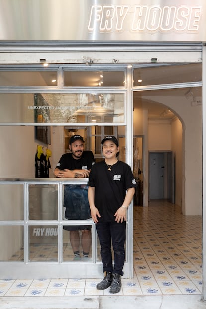 Sergi Villaubí junto al cocinero japonés en el exterior de su nuevo local Fry House.