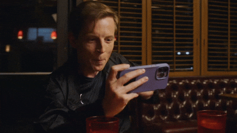 Hombre disfrutando de un partido en su smartphone de la mejor manera gracias a que la GPU de su procesador lo hace sentir dentro del evento.- Blog Hola Telcel 