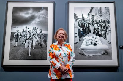 La fotógrafa Cristina García Rodero posa para los medios en la inauguración de su exposición ‘España Oculta’, en el Círculo de Bellas Artes, a 16 de mayo de 2024, en Madrid (España). 