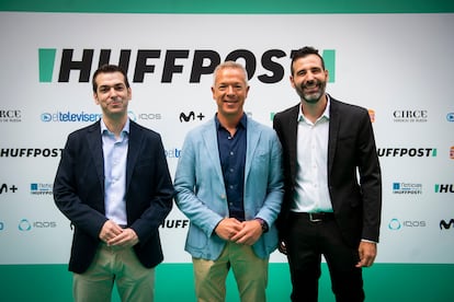 Desde la izquierda, Javier Escartín Gómez, redactor jefe de política de 'El Huffpost'; Ander Gil, diputado, y Rodrigo Carretero, subdirector de 'El Huffpost'.