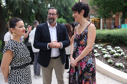 Desde la izquierda, Sira Rego, ministra de Juventud e Infancia; José Luis Gómez Mosquera, director gerente de EL PAÍS y 'Cinco Días', y Elma Saiz, ministra de Inclusión, Seguridad Social y Migraciones, este jueves en la fiesta de 'El HuffPost'.