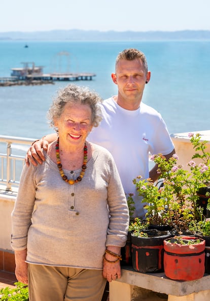 Doli y Lani Ypi, madre y hermano de la escritora Lea Ypi, en la casa que les expropió la dictadura. 