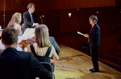 Hosokawa conversa con la violinista Akiko Suwanai y el director Fabián Panisello durante el ensayo del ‘Concierto para violín 'Génesis’, el 18 de junio en Bilbao.
