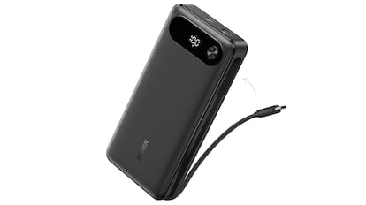 bateria externa con cable integrado de conexión a dispositivos.