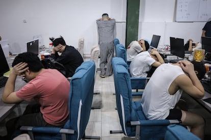 Ciudadanos chinos arrestados durante una redada policial bajo sospecha de dirigir una red de estafas en línea en Tailandia. 