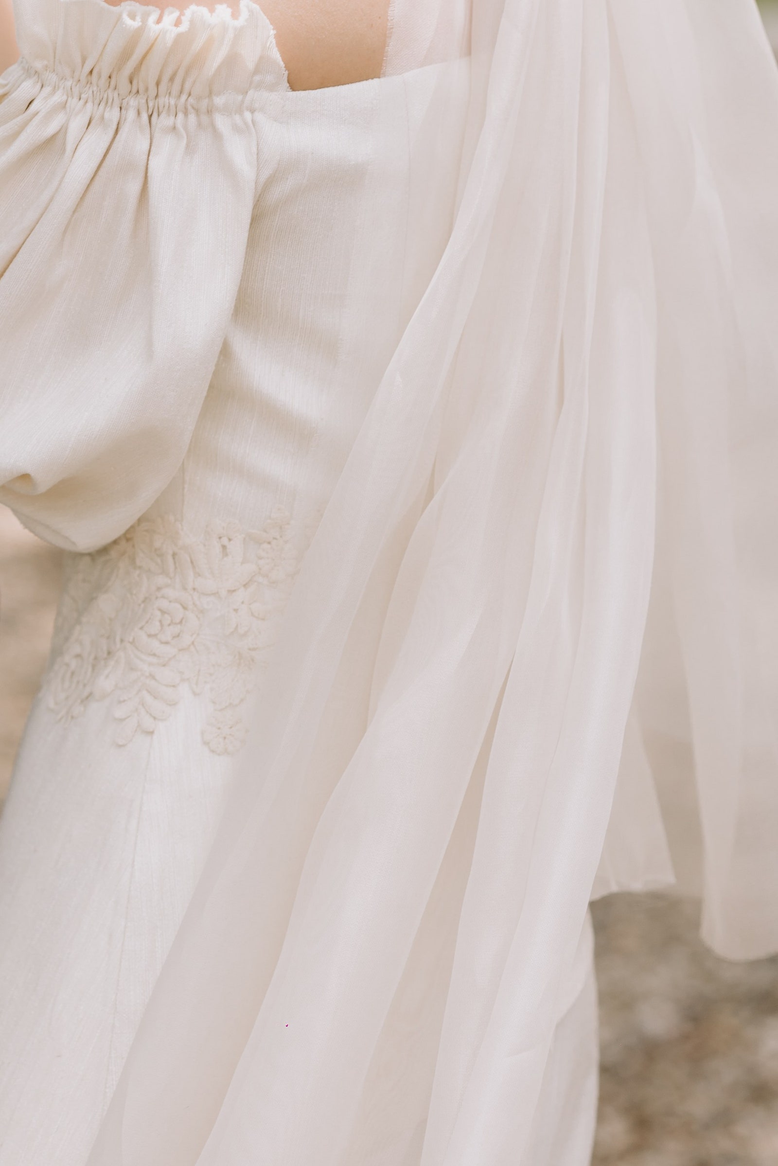 La boda en Toledo de Mónica y Jos Carlos vestido bordado