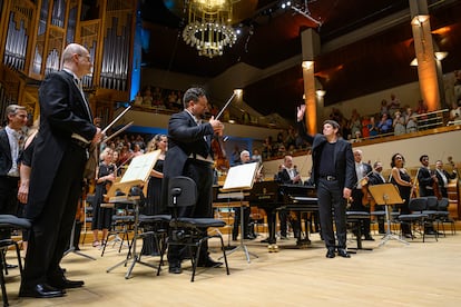 El pianista Javier Perianes recibe los aplausos de la orquesta y el público al final de su gesta musical, el pasado 21 de junio en el Auditorio Nacional.