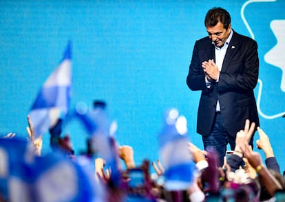 Sergio Massa saluda a simpatizantes tras las elecciones generales, el 22 de octubre de 2023 en Buenos Aires, Argentina. 
