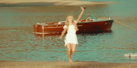 Sabrina Carpenter bailando de felicidad luego de lanzar una canción que tiene mucho que decir, sin importar el calendario.- Blog Hola Telcel 